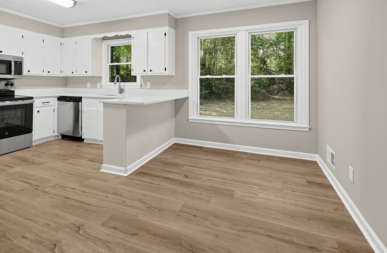 Kitchen with peninsula and eating area